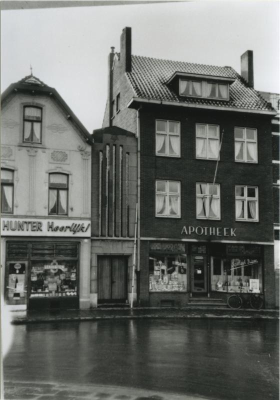 Bron: Rijckheyt.nl | Stationsplein. Links van apotheek Ritzen de toegangspoort naar de synagoge.