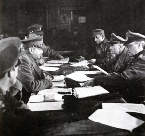 Capitulatieonderhandelingen in hotel ‘De Wereld’ in Wageningen. Links de Canadese Generaal Foulkes. Rechts de Duitse Generaal Blaskowitz. Tevens staat op deze foto ZKH Prins Bernhard (links). Bron: Gemeentearchief Wageningen.