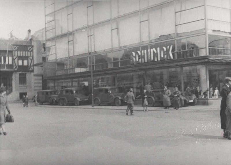 Duitse soldaten en materieel voor het Glaspaleis tijdens de inval op 10 mei 1940